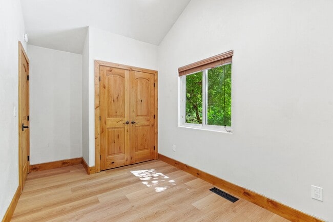 Building Photo - Stunning Fully Renovated 2 Bedroom, 1 Bath...