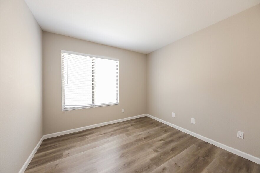Building Photo - 7418 W Lone Cactus Dr