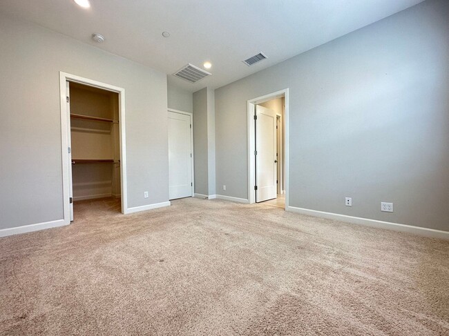 Building Photo - 4 BEDROOM HOME FOR LEASING IN Irvine