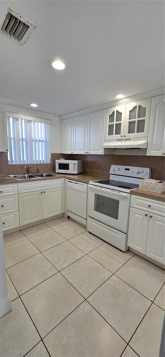 Building Photo - 9375 Fontainebleau Blvd