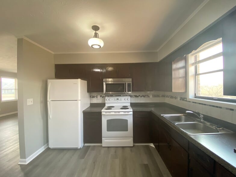 Building Photo - 213 Tara Dr