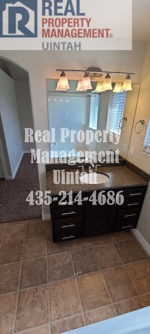 Building Photo - 3 bed 2.5 bath townhome in Fox Run