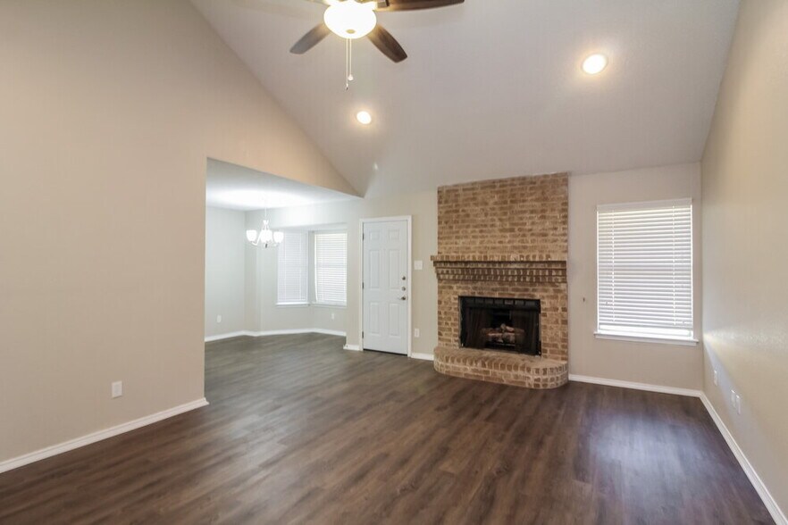 Building Photo - 900 Vicksburg Ln