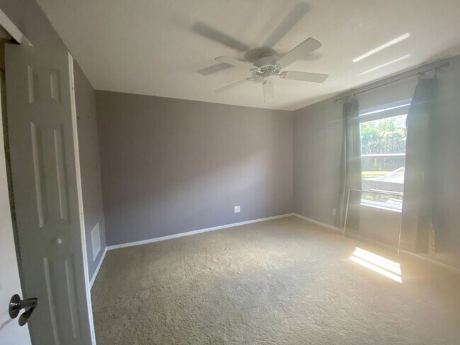 Building Photo - 5 BEDROOM HOUSE WITH PRIVATE POOL AND LAKE...