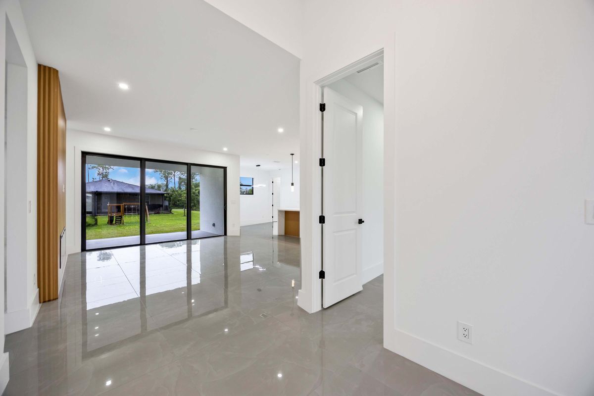 Building Photo - 3809 Sunset Rd