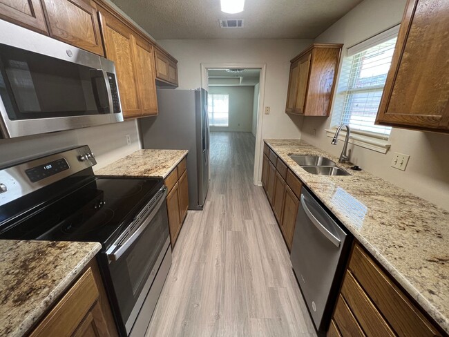 Building Photo - Duplex *LEASING SPECIAL AVAILABLE*