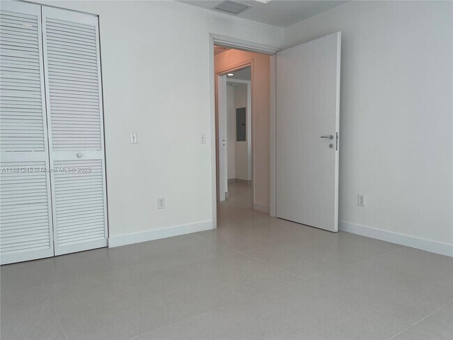 Building Photo - 300 S Biscayne Blvd