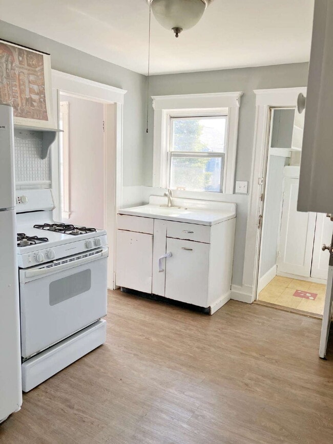 Building Photo - NO BROKER FEE!!! Great Quincy location!
