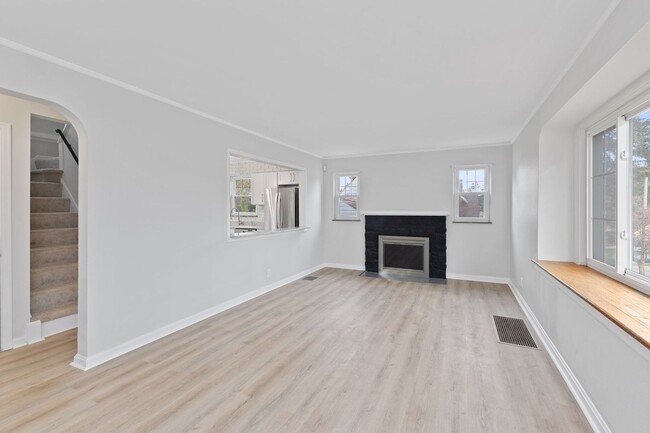 Building Photo - Monfort Heights- Beautifully Renovated 3 b...