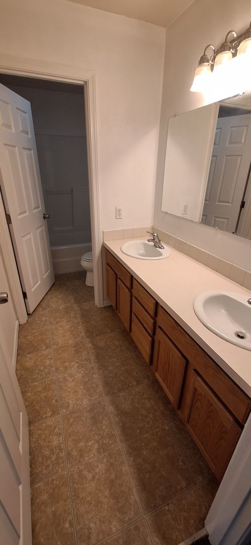 Building Photo - 196 - 3427/3429 SE 3rd