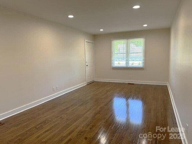 Building Photo - 19612 Oak St