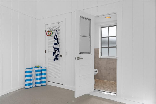 Building Photo - 9010 Gardens Glen Cir