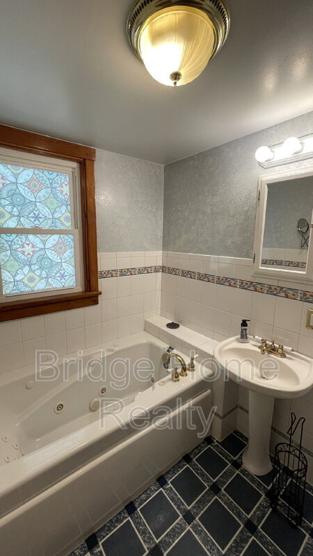 Building Photo - 507 Cherry St