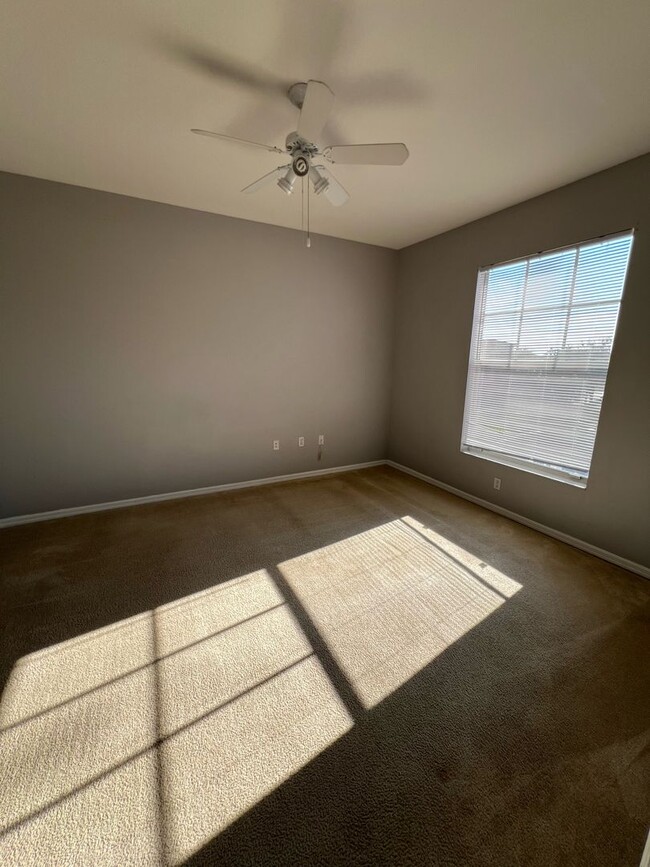 Building Photo - $500 OFF BEAUTIFUL 2 BEDROOM 1 BATHROOM CO...