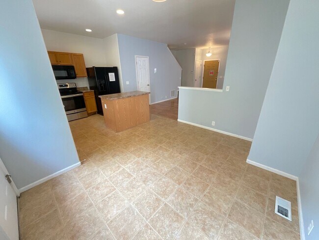 Building Photo - 2 Bedroom Townhome Available Near S Circle...