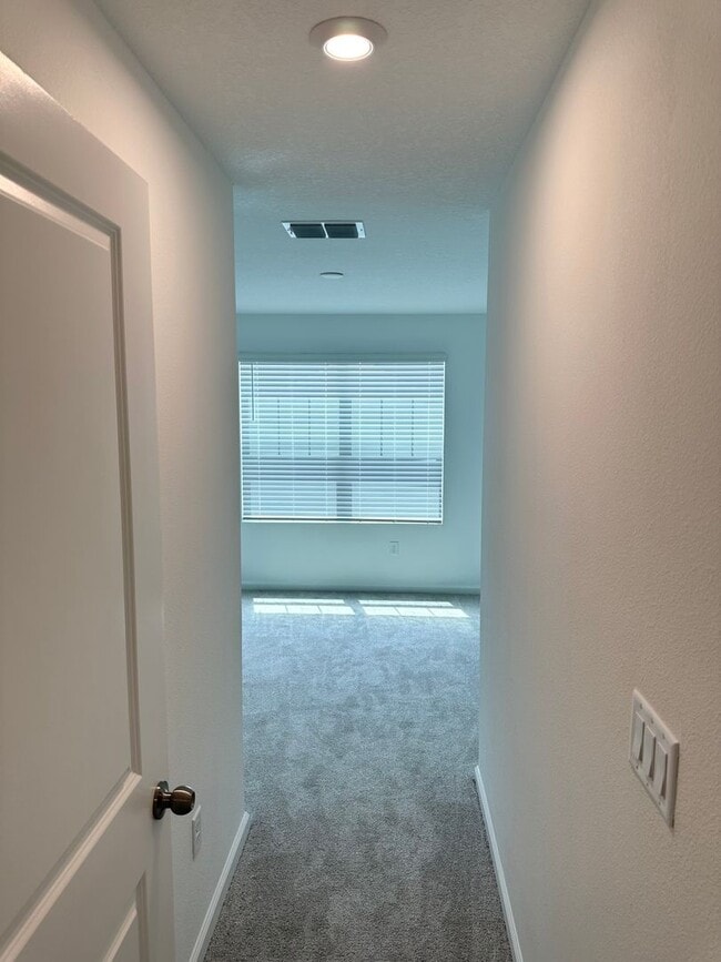 Building Photo - For Rent - 3 BEDROOM 2.5 BATHROOM TOWNHOUS...