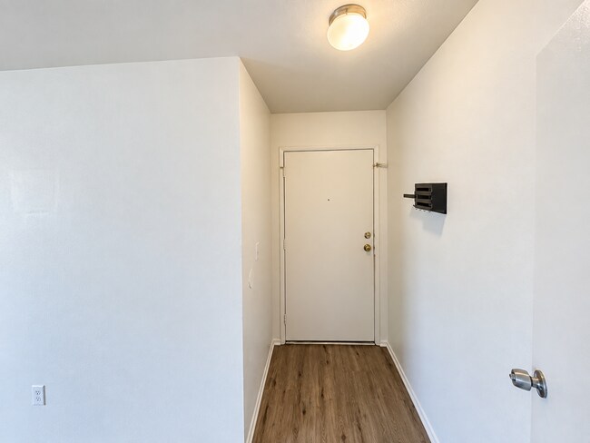 Building Photo - 11441 Oxnard St