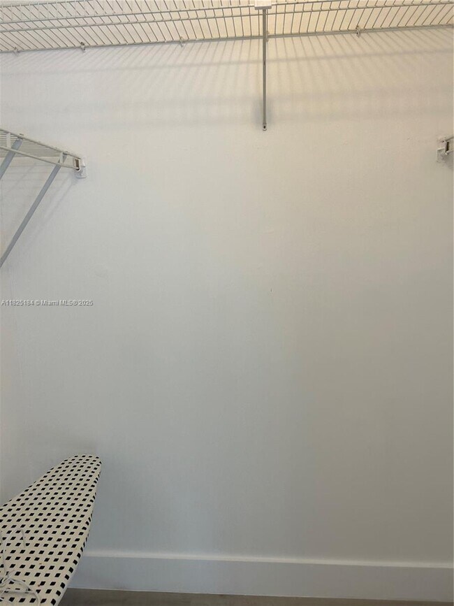 Building Photo - 4154 Inverrary Dr