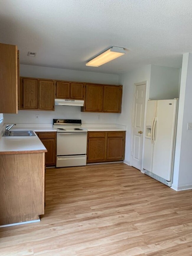 Building Photo - 1/2 OFF FIRST MONTHS RENT! 3 Bedroom 2 Bat...