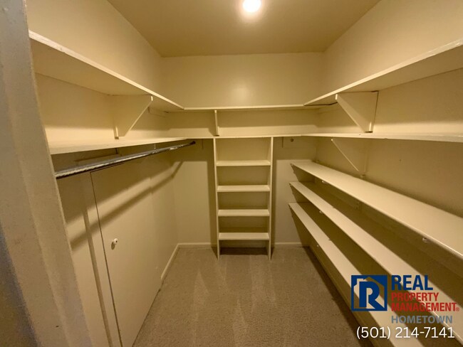 Building Photo - 711 Shea Dr