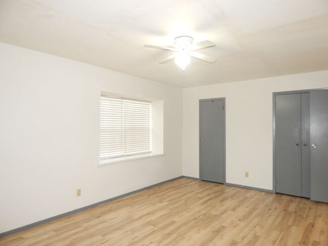 Building Photo - Charming 2 Bedroom, 1-1/2 Bath Duplex in T...