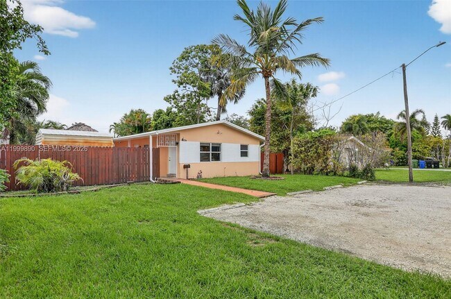 Building Photo - 920 SW 30th St