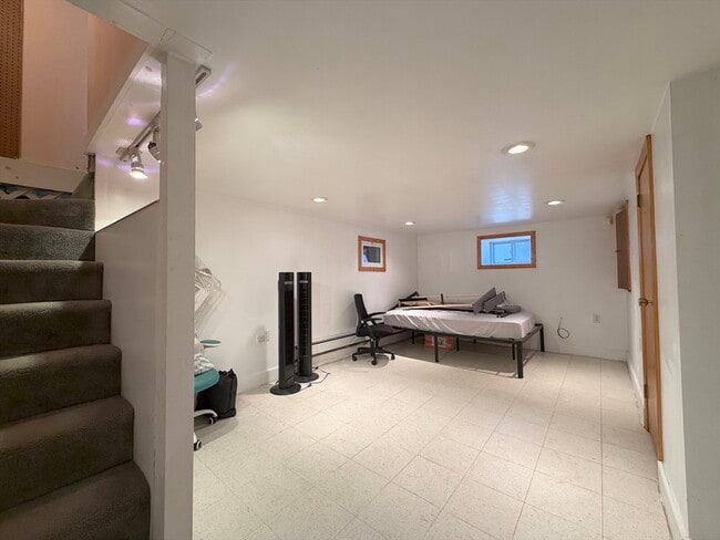 Building Photo - 10 W Elm Ave