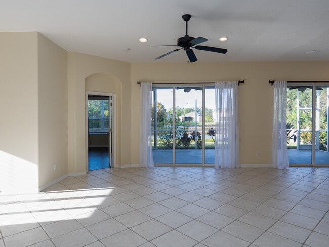 Building Photo - "Spacious 3-Bedroom Oasis with 2 Baths and 2,287 Sq Ft in Bradenton!"
