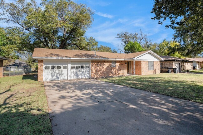 Building Photo - Great 3 Bedroom with Detached Workshop and...