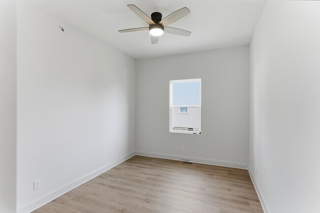 Building Photo - 2303 Parkview Ave