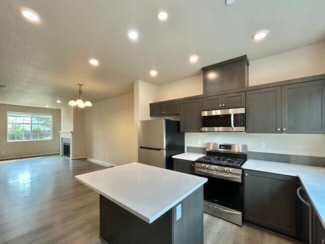 Building Photo - Stunning 2 Bed, 2.5 Bath Craftsman Townhome with Community Amenities!