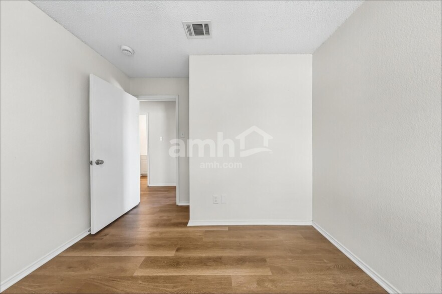 Building Photo - 413 Bretts Way
