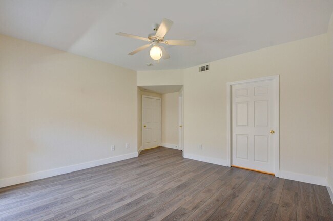 Building Photo - Beautiful 2BR / 2BA Renovated / Modern Condo In A Gated Complex.