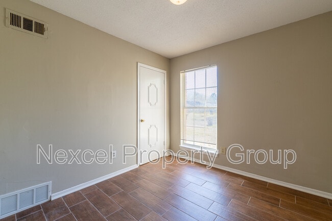 Building Photo - 6560 Greenbriar Dr