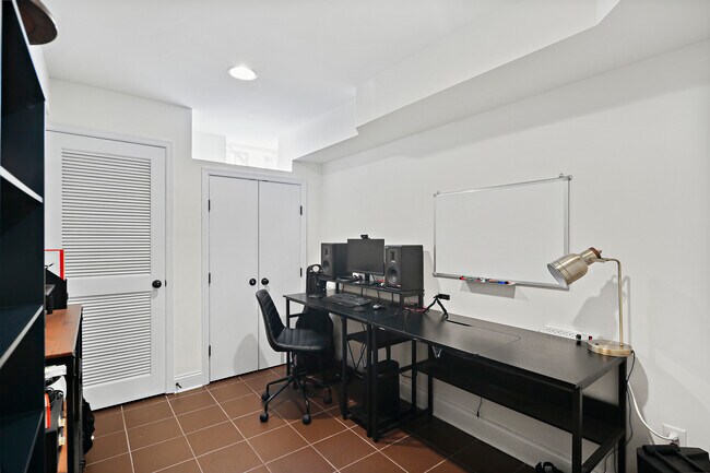 Building Photo - 614 S Port St