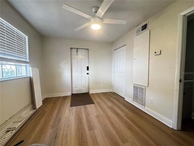 Building Photo - 3008 Hillview St