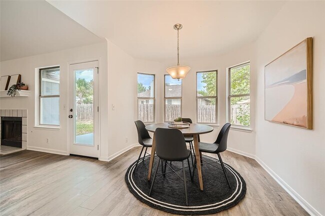 Building Photo - 905 Jasmine Trail