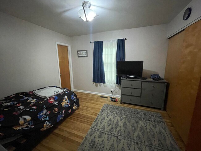 Building Photo - 3 Bedroom House