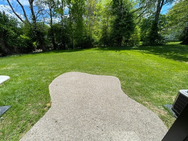 Building Photo - Fully Furnished Mid Term Near Shelbyville Country Club!