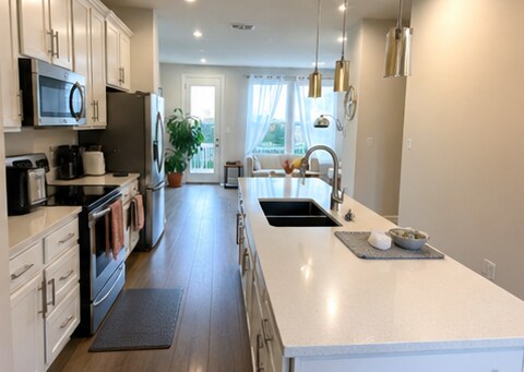 Building Photo - 3593 Carnaby St