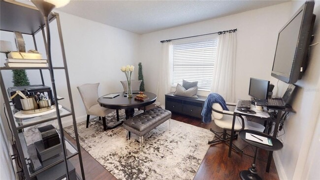 Building Photo - Nice 3 bedroom 2 bath with screened-in lan...