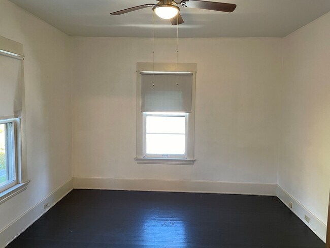Building Photo - MOVE-IN SPECIAL! Roomy 2 bedroom apartment on the growing NW Side! An availability that won't last!