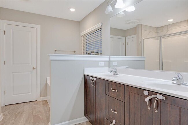Building Photo - 5121 Heathbrook Dr
