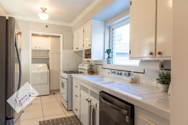 Building Photo - 1121 N Cambridge Ave