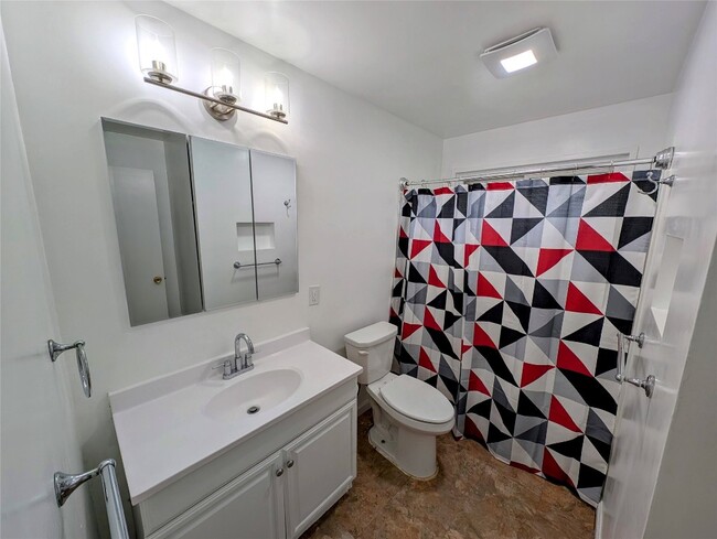 Building Photo - 650 E 38th St