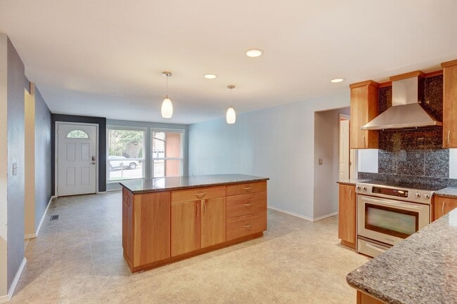 Building Photo - Kirkland Rambler with Amazing Back Yard!