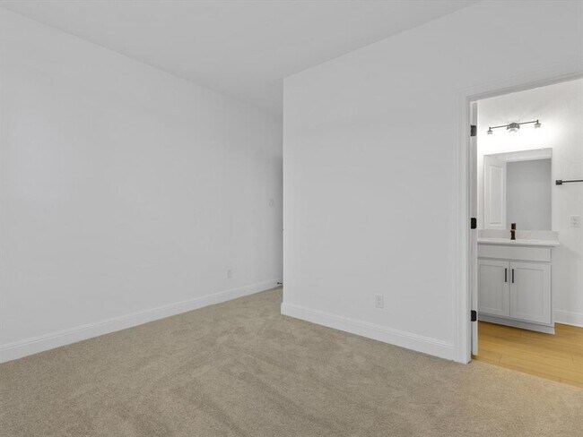 Building Photo - 633 Runnel Dr