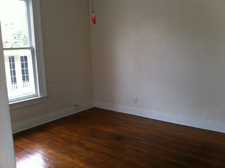Building Photo - 1215 W 30th St