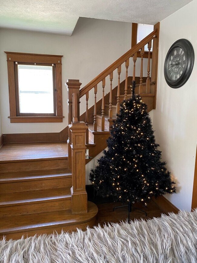 Building Photo - Beautiful 5 Bedroom/2.5 Bathroom Home in Popular Field Club Area