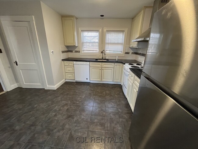 Building Photo - 30 Stearns Rd